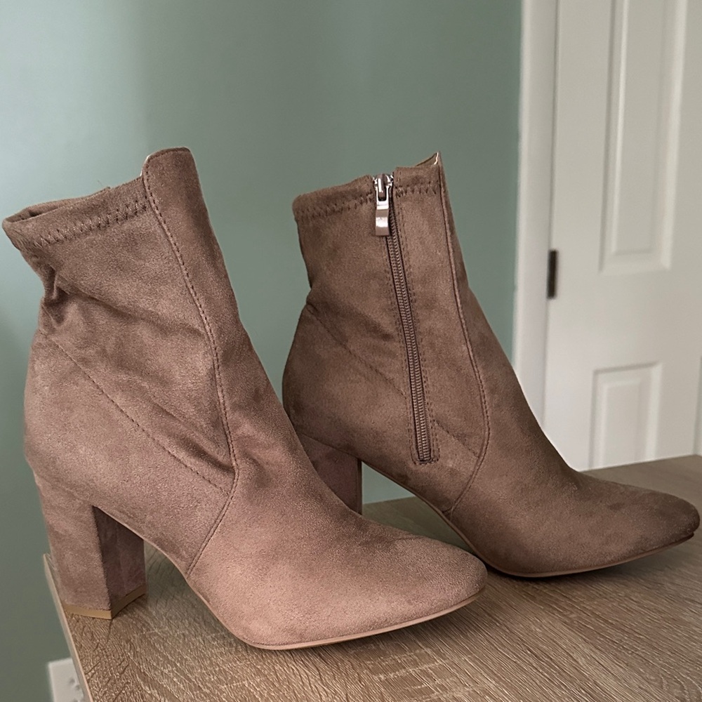 Chic Suede Heeled Boots in Brown